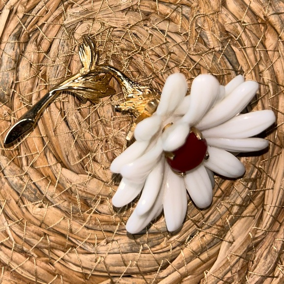 VINTAGE DAISY CASTLECLIFF FAUX PEARL WITH RED STONE & GOLD TONE BROOCH - Picture 15 of 15